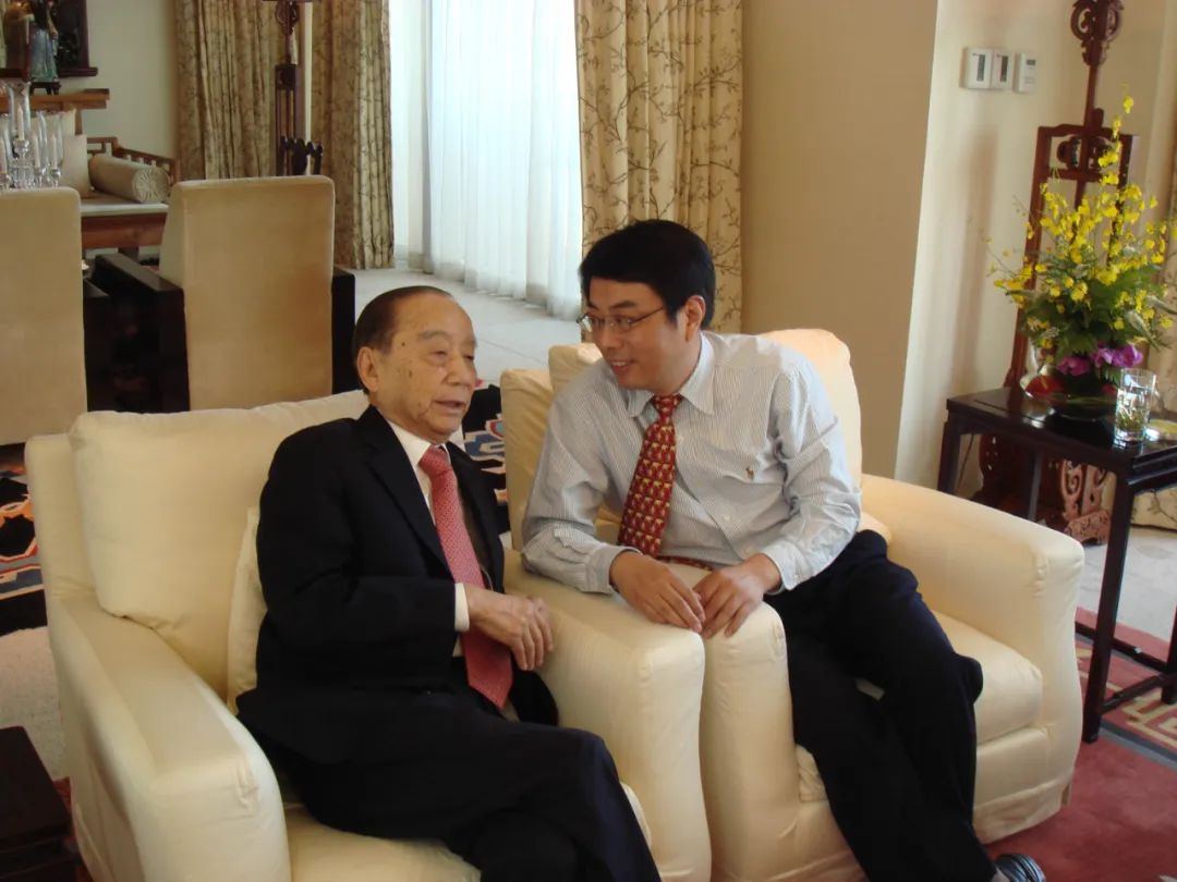 曹光彪先生（左）与毛磊合影.jpg