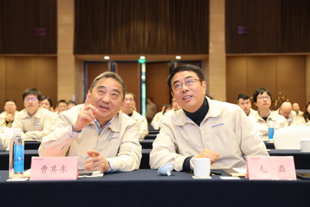 曹其东与毛磊在公司工作会议.jpg