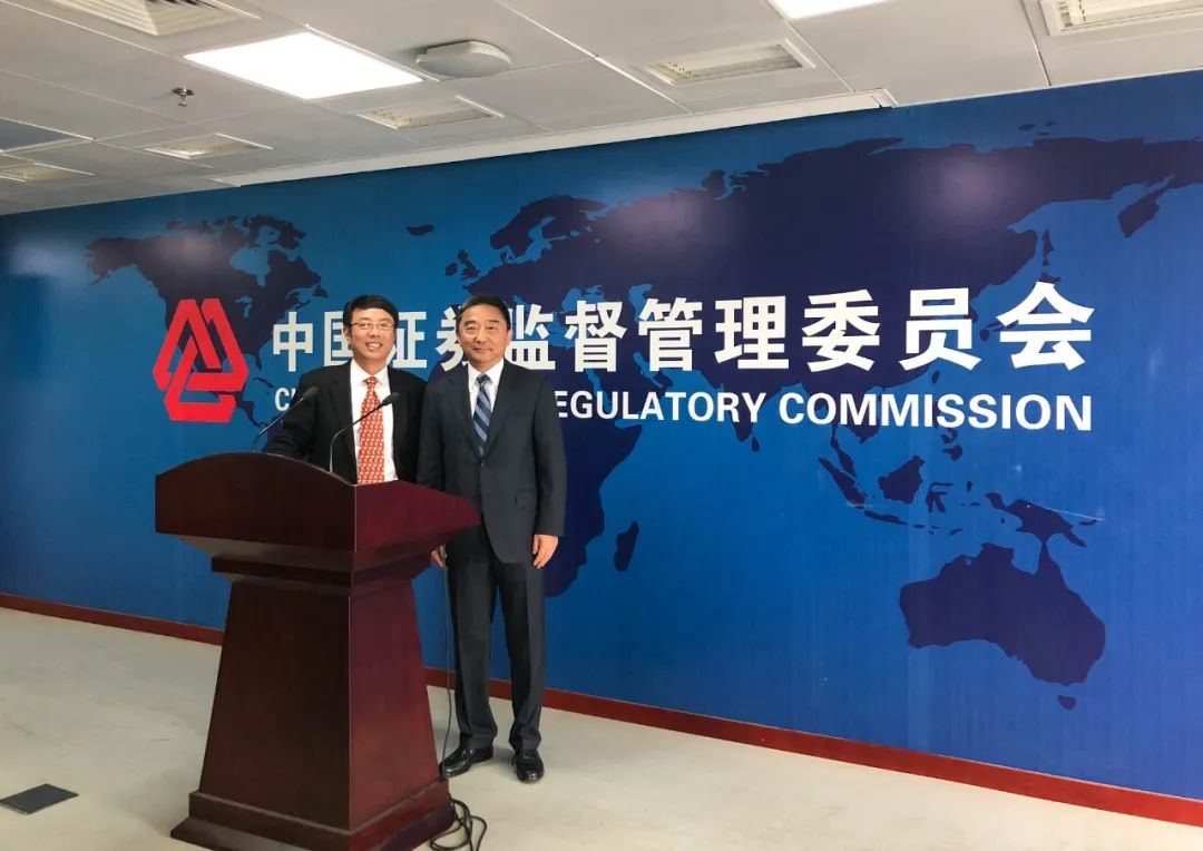 照片定格下曹其东与毛磊携手过会的珍贵瞬间.jpg