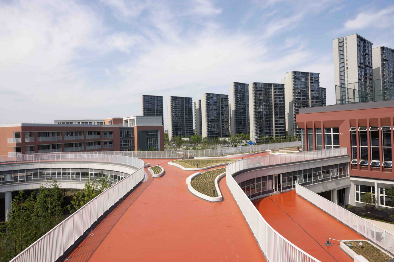 学校建成后,将有效缓解周边适龄儿童入学压力,优化江北区教育资源布局。