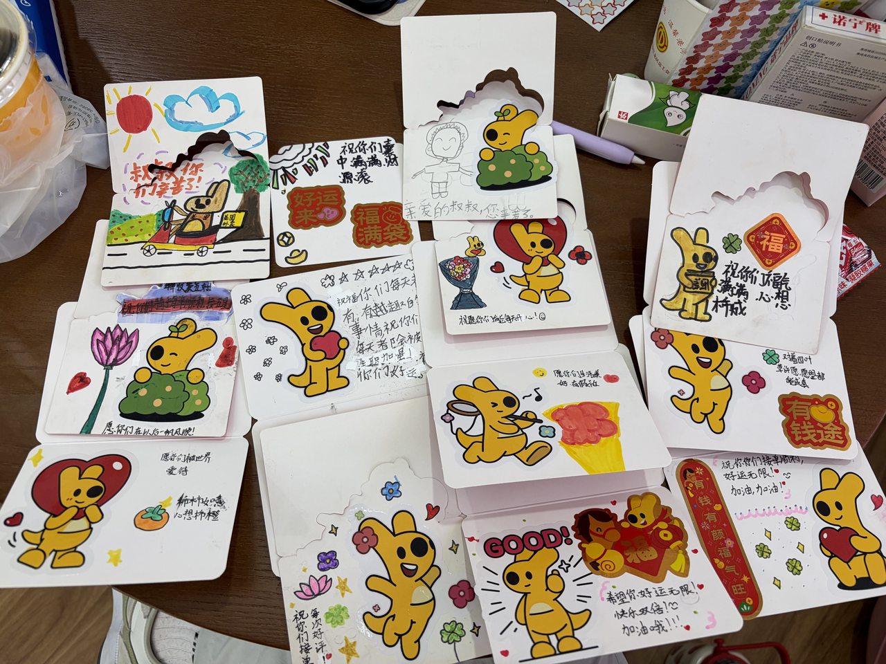 7月上旬,在江北工会甬江压赛堰片区爱心托班,新业态职工子女们为外卖员写上祝福贺卡.jpg